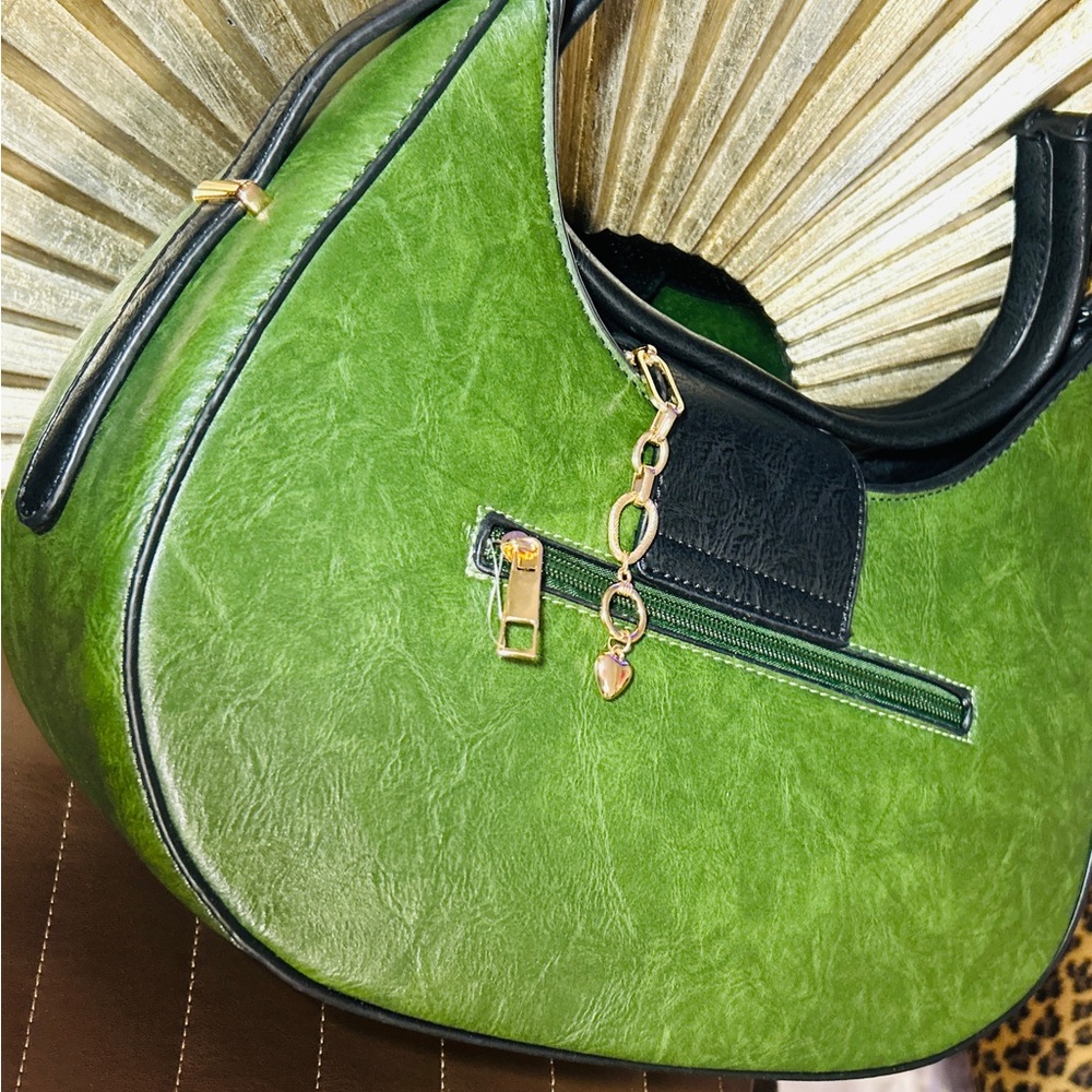 GUCCI CHARM🔥 NWT Bag, paired w/GreenBlackGold Details Charm Chain! 3pc - Picture 2 of 11